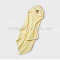 Toalla encapuchada recién nacida / infantil - León sonriente amarillo, hecho del algodón suave y absorbente 100% Terry
